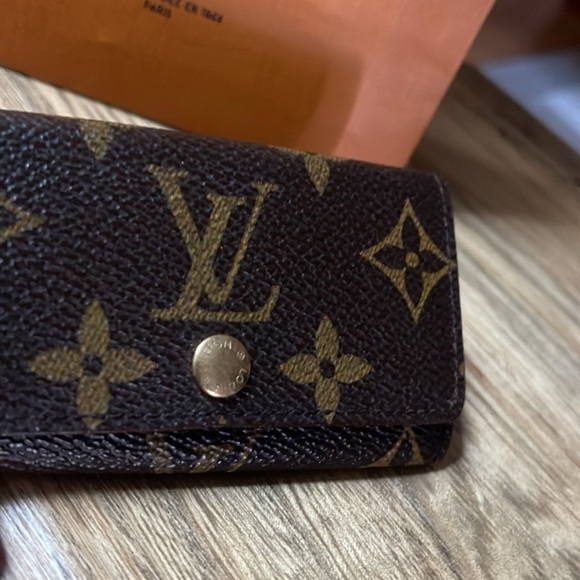 Authentic Louis Vuitton Monogram 4 Ring Key Case - Picture 8 of 16
